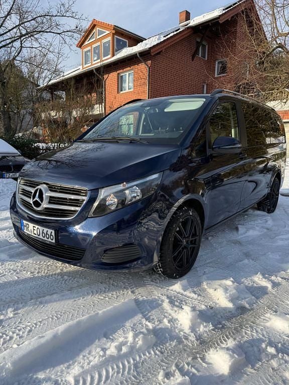 Blau Gebraucht 2018 Mercedes V250 Edition Van / Kleinbus | 26.900 € (Guter Preis) - Bild 1/4