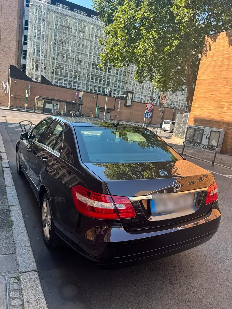 Gebraucht Mercedes E220 170 PS (125 kW) 2010 Braun Limousine