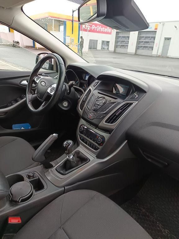 Gebraucht Ford Focus Trend 125 PS (91 kW) 2015 Weiß Limousine