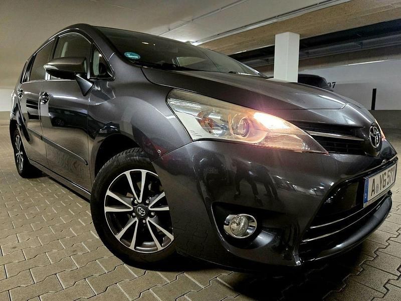Grau Gebraucht 2013 Toyota Corolla Verso Van / Kleinbus | 10.000 € - Bild 1/4