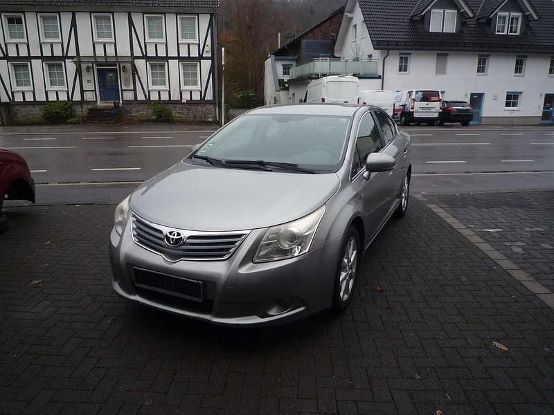 Gebraucht Toyota Avensis Executive 177 PS (130 kW) 2011 New medium silver Limousine