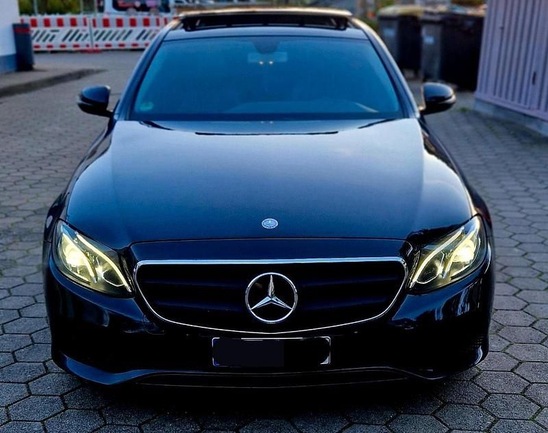 Schwarz Gebraucht 2016 Mercedes 220 Limousine | 19.500 € - Bild 1/4