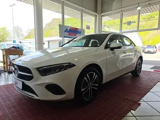 Gebraucht Mercedes A250 163 PS (119 kW) 2023 Weiß Limousine