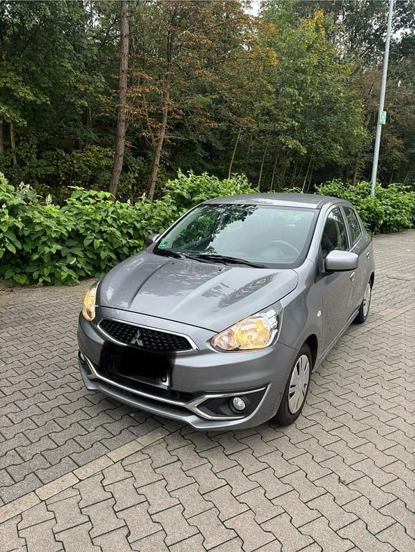 Grau Gebraucht 2018 Mitsubishi Space Star Edition Kleinwagen | 5.450 € (Guter Preis) - Bild 1/4