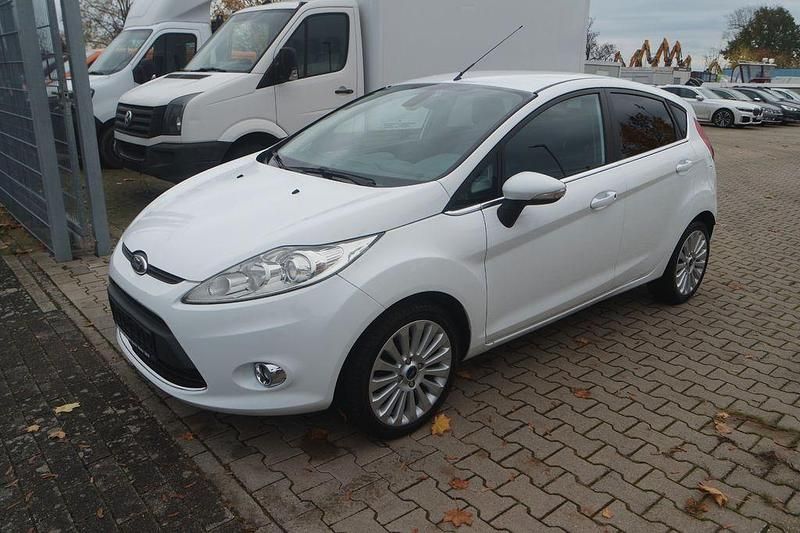 Weiß Gebraucht 2010 Ford Fiesta Titanium Kleinwagen | 4.160 € (Fairer Preis) - Bild 1/4