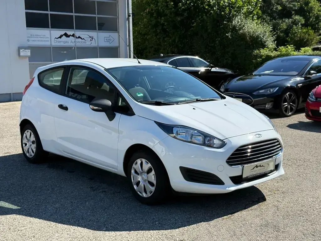 Gebraucht Ford Fiesta Ambiente 60 PS (44 kW) 2016 Weiß Kleinwagen