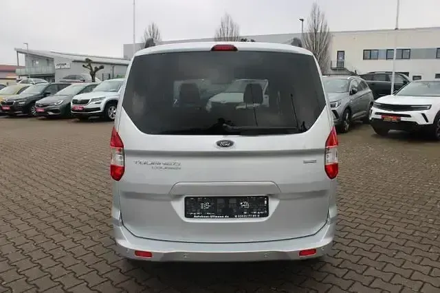 Gebraucht Ford Tourneo Courier Titanium 101 PS (74 kW) 2018 Silber Van / Kleinbus