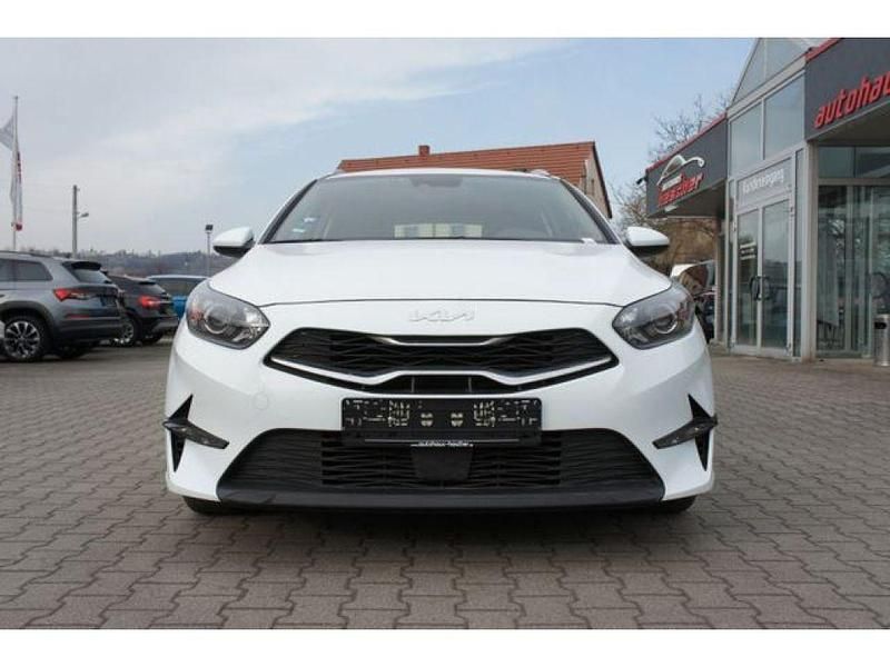 Second-hand Kia Ceed Vision 120 CP (88 kW) 2022 Alb Hatchback