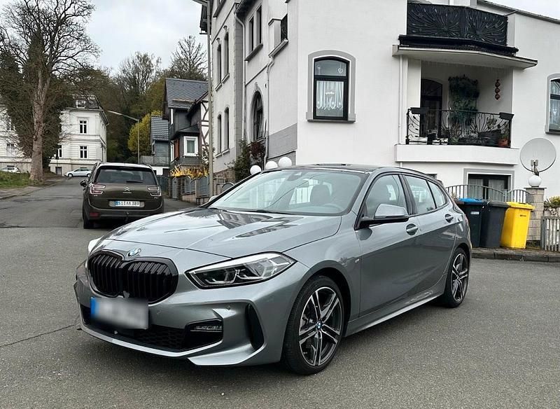 Grau Gebraucht 2024 BMW 118 Kleinwagen | 22.500 € (Superpreis) - Bild 1/4