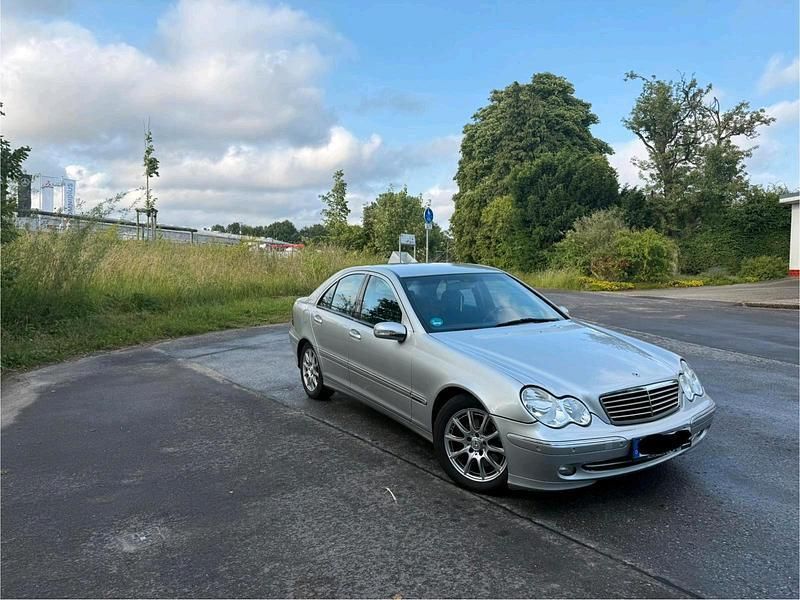 Silber Gebraucht 2002 Mercedes C180 Avantgarde Limousine | 2.200 € (Fairer Preis) - Bild 1/4