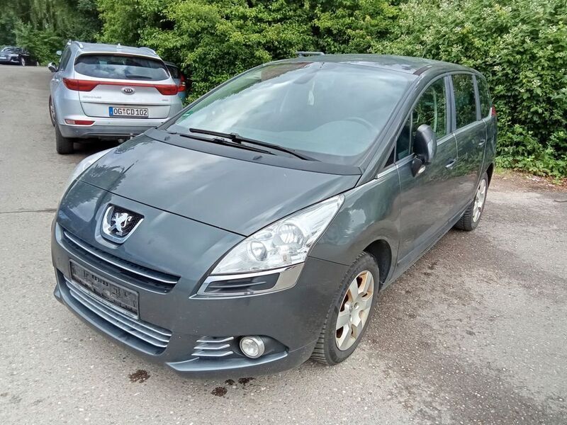 Grau Gebraucht 2013 Peugeot 5008 Active Van / Kleinbus | 3.900 € (Etwas zu teuer) - Bild 1/4