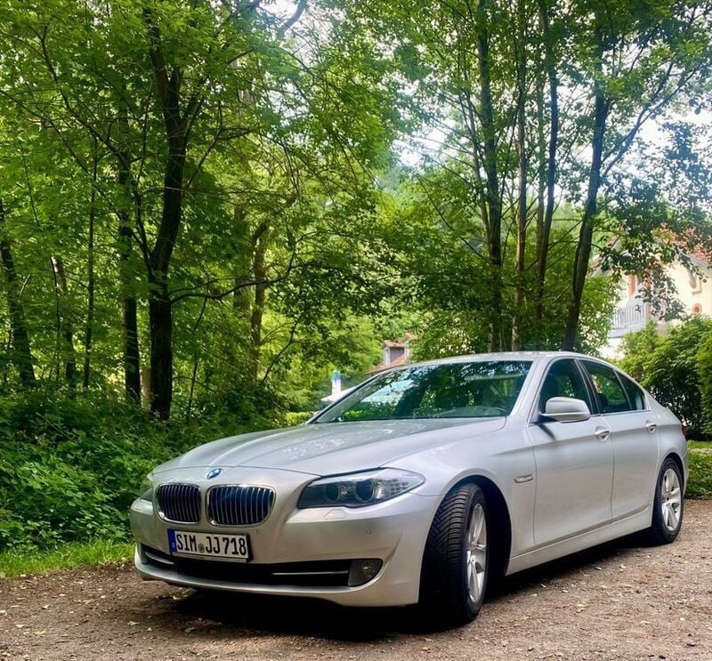 Grau Gebraucht 2010 BMW 523 Limousine | 9.990 € (Superpreis) - Bild 1/4