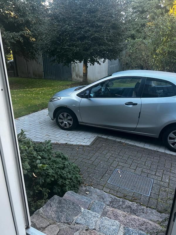Silber Gebraucht 2010 Mazda 2 Kleinwagen | 2.800 € (Fairer Preis) - Bild 1/4