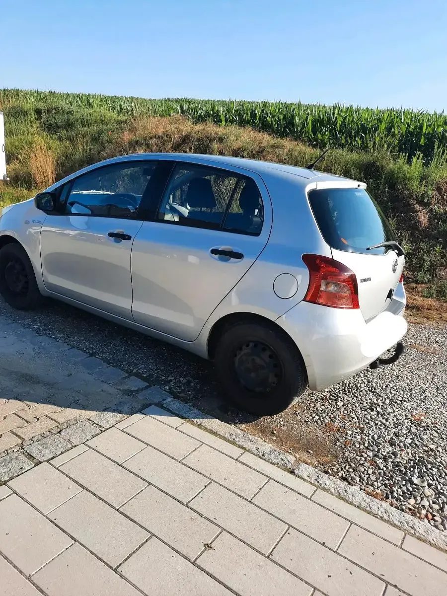 Gebraucht Toyota Yaris 69 PS (50 kW) 2009 Silber Kleinwagen