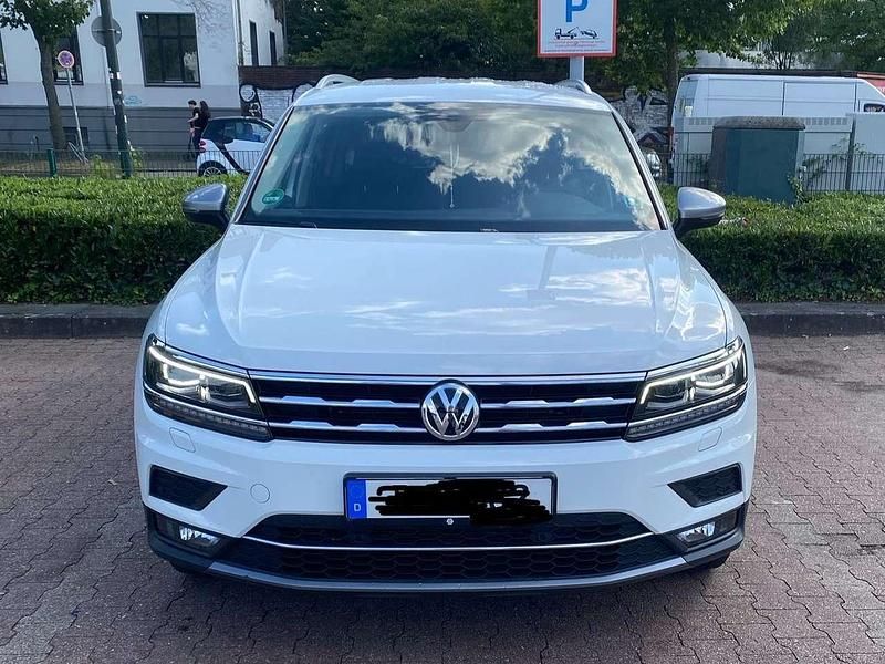 Weiß Gebraucht 2020 VW Tiguan Allspace Highline SUV | 30.800 € (Superpreis) - Bild 1/4