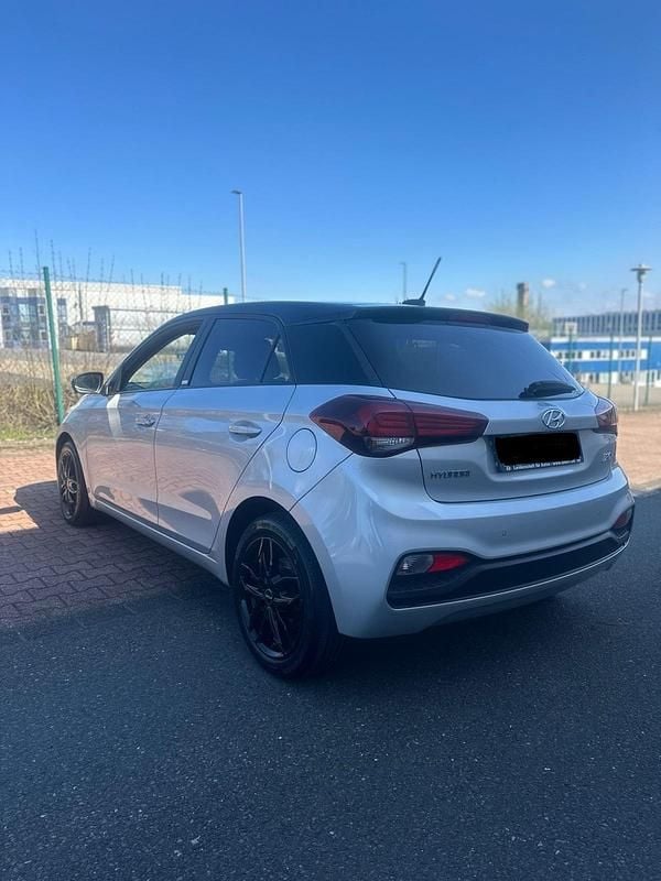 Gebraucht Hyundai i20 101 PS (74 kW) 2020 Silber Kleinwagen