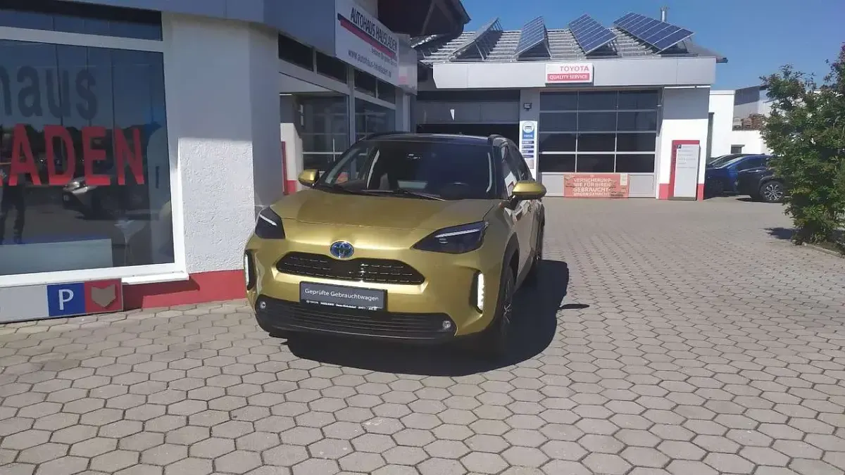 Gebraucht Toyota Yaris Cross Team 116 PS (85 kW) 2023 Brass gold metallic SUV