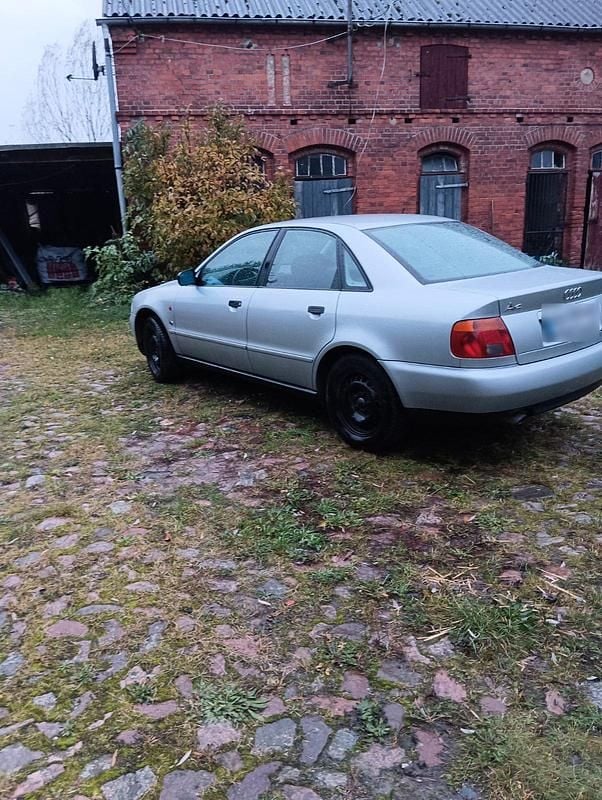 Gebraucht Audi A4 125 PS (91 kW) 1996 Silber Limousine