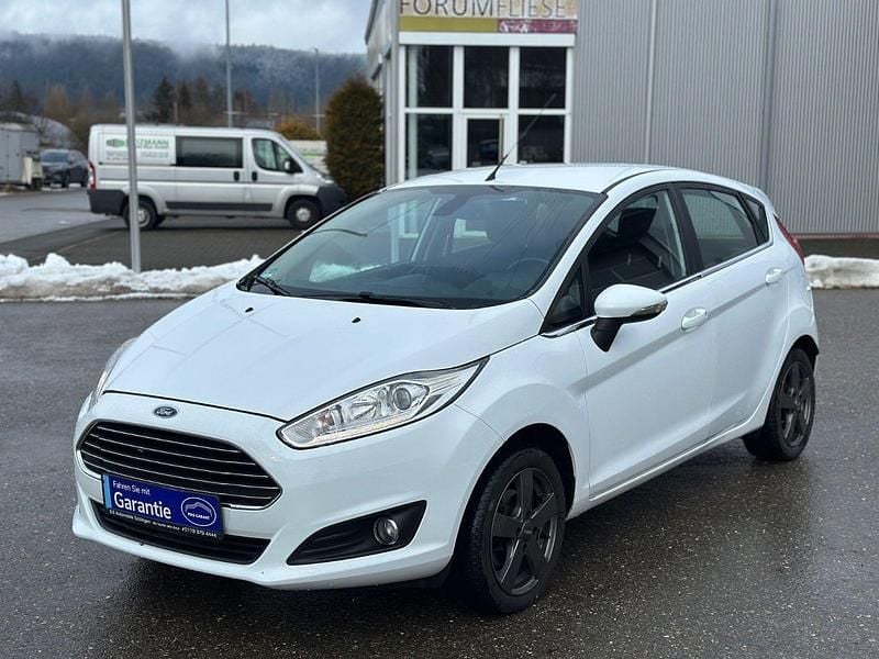 Weiß Gebraucht 2014 Ford Fiesta Titanium Kleinwagen | 4.499 € (Guter Preis) - Bild 1/4