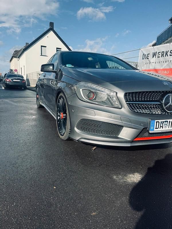 Grau Gebraucht 2016 Mercedes A250 AMG Limousine | 28.900 € - Bild 1/4