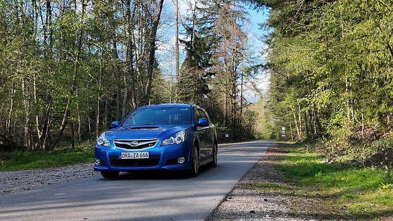 Blau Gebraucht 2010 Subaru Legacy GT Kombi | 15.500 € - Bild 1/4