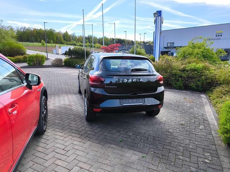 Neu Dacia Sandero Essentiel 91 PS (66 kW) 2025 Nacresschwarz metallic Limousine