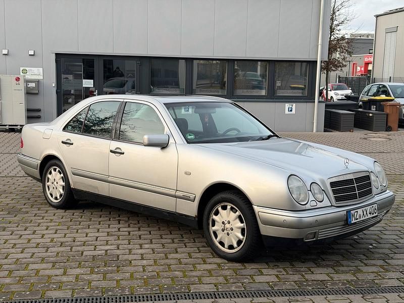 Gebraucht Mercedes E280 Elegance 204 PS (150 kW) 1998 Silber Limousine