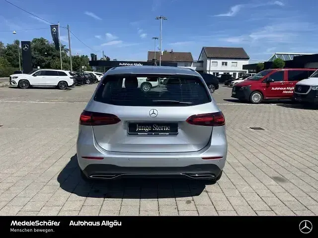 Gebraucht Mercedes B220 190 PS (139 kW) 2024 Lack hightechsilber Kleinwagen
