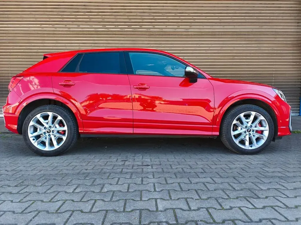 Gebraucht Audi SQ2 Ambiente 300 PS (220 kW) 2023 Rot SUV