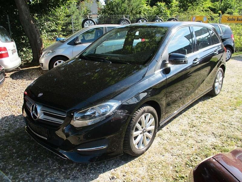 Schwarz Gebraucht 2016 Mercedes 180 Limousine | 6.390 € (Superpreis) - Bild 1/4