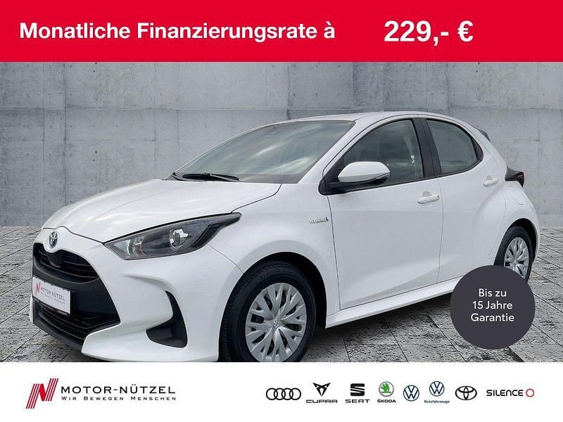 Super white 2 Gebraucht 2021 Toyota Yaris Hybrid Business Edition Kleinwagen | 17.230 € (Guter Preis) - Bild 1/4