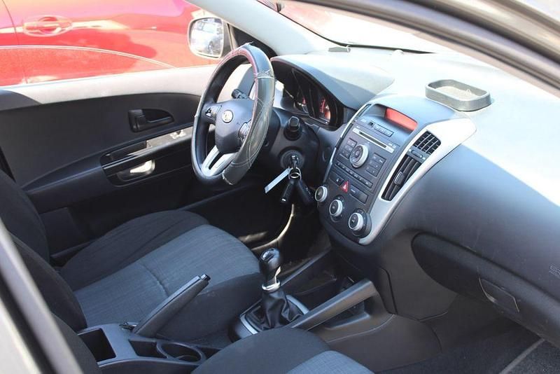 Second-hand Kia Ceed 105 CP (77 kW) 2011 Argintiu Hatchback