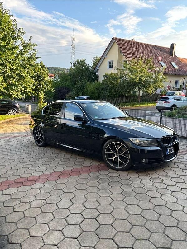 Schwarz Gebraucht 2009 BMW 330 Limousine | 11.990 € (Fairer Preis) - Bild 1/4