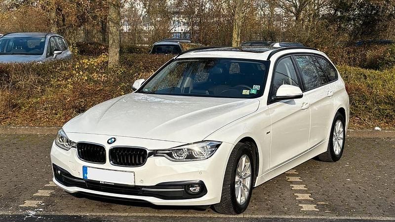 Weiß Gebraucht 2017 BMW 320 Sport Line Kombi | 14.950 € (Guter Preis) - Bild 1/4