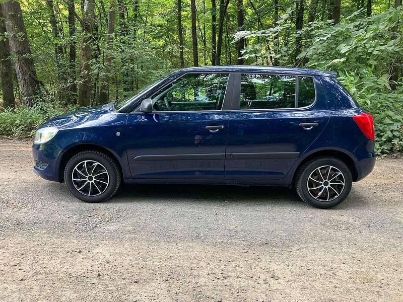 Blau Gebraucht 2013 Skoda Fabia Active Limousine | 2.900 € (Superpreis) - Bild 1/4