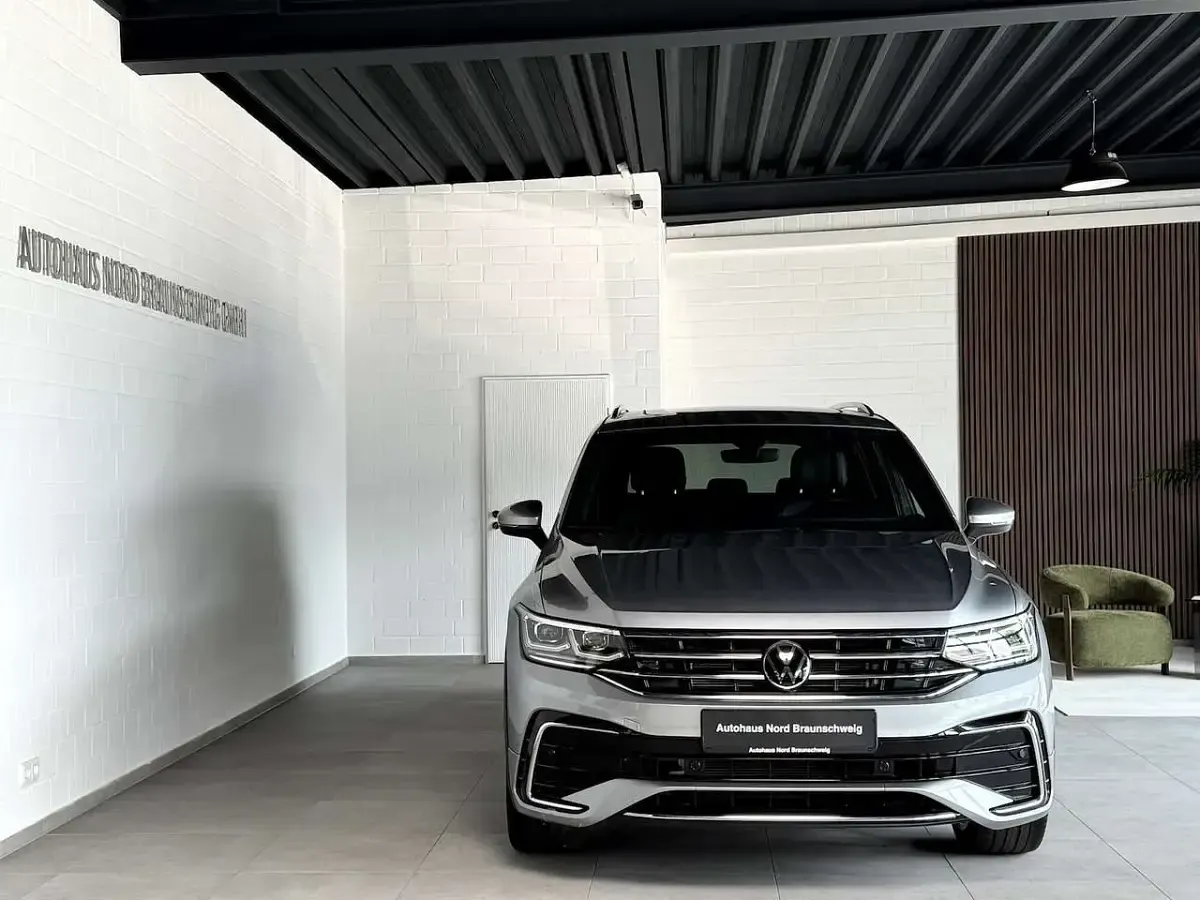 Gebraucht VW Tiguan Allspace R-line 200 PS (147 kW) 2023 Silber SUV