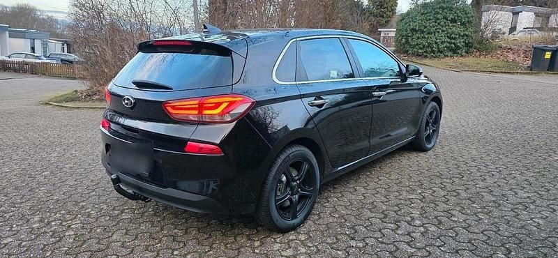 Schwarz Gebraucht 2017 Hyundai i30 Limousine | 12.699 € (Teuer) - Bild 1/4
