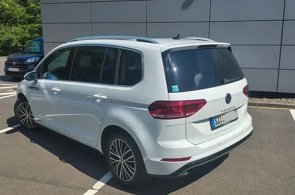 Gebraucht VW Touran Highline 150 PS (110 kW) 2022 Weiß Van / Kleinbus