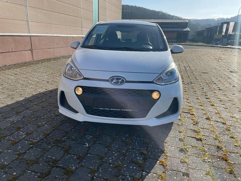 Gebraucht Hyundai i10 67 PS (49 kW) 2017 Weiß Kleinwagen