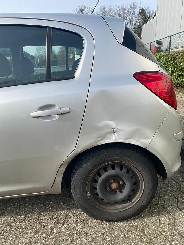 Gebraucht Opel Corsa 80 PS (58 kW) 2009 Silber Kleinwagen