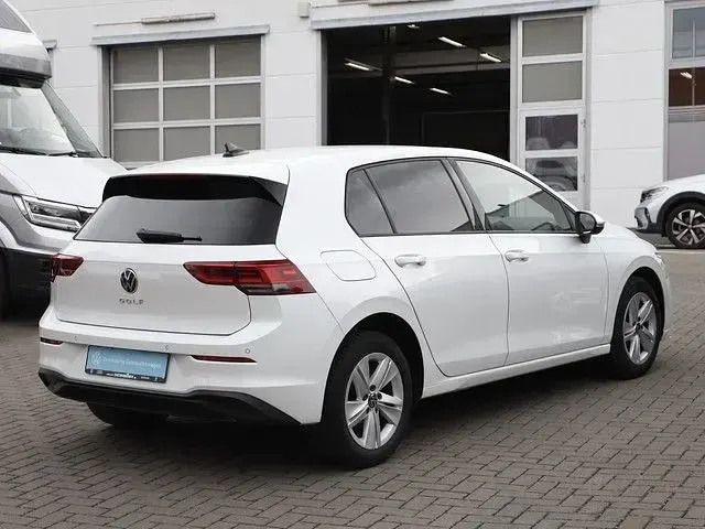 Gebraucht VW Golf VIII R 131 PS (96 kW) 2023 Oryxweiß perlmutteffekt Limousine