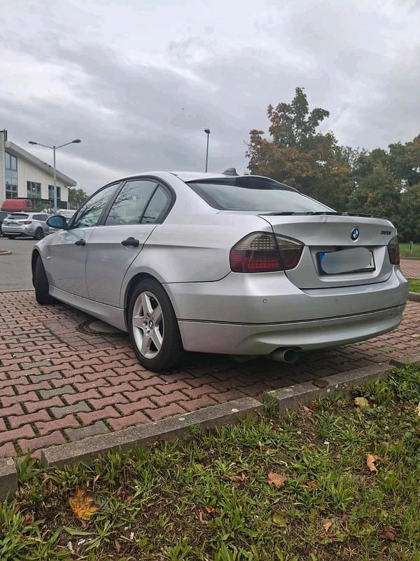 Grau Gebraucht 2005 BMW 320 Limousine | 6.500 € (Teuer) - Bild 1/3