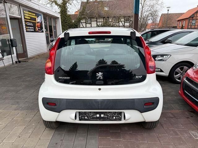 Gebraucht Peugeot 107 68 PS (50 kW) 2009 Weiß Kleinwagen