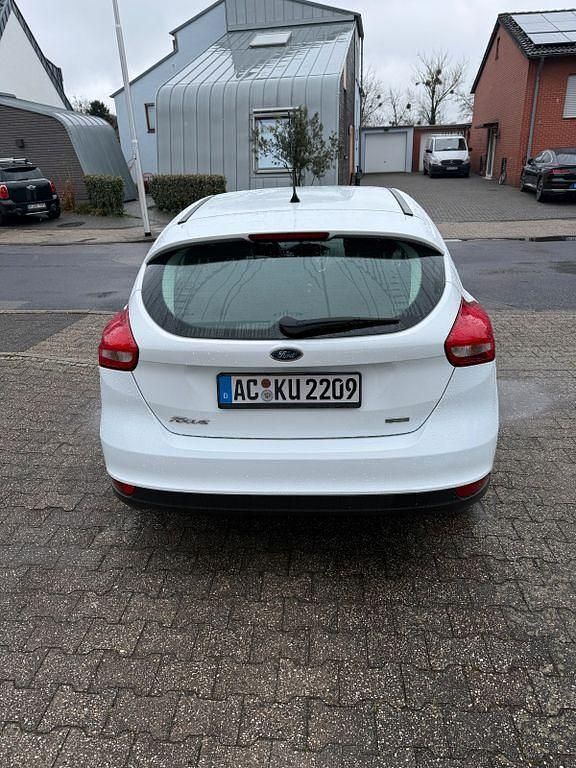 Gebraucht Ford Focus 125 PS (91 kW) 2014 Weiß Limousine