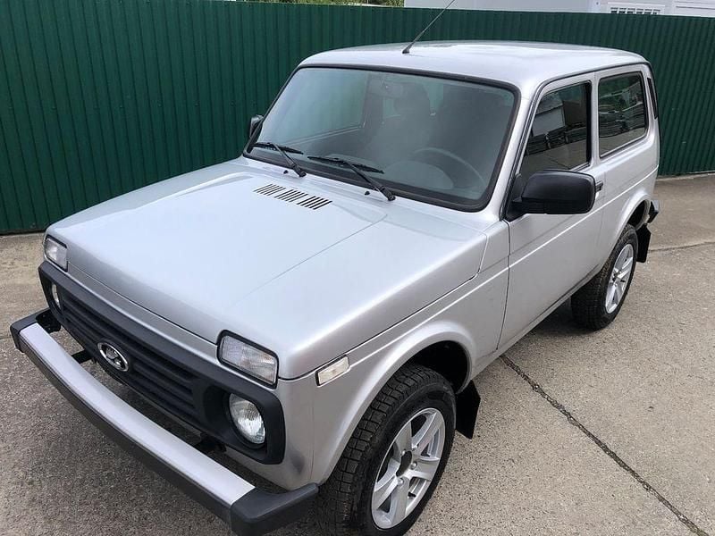 Neu Lada niva 83 PS (61 kW) 2025 Silber SUV