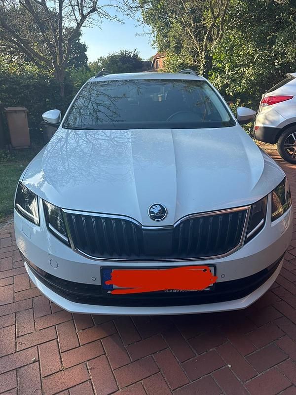 Weiß Gebraucht 2017 Skoda Octavia Ambition Kombi | 18.000 € (Teuer) - Bild 1/4