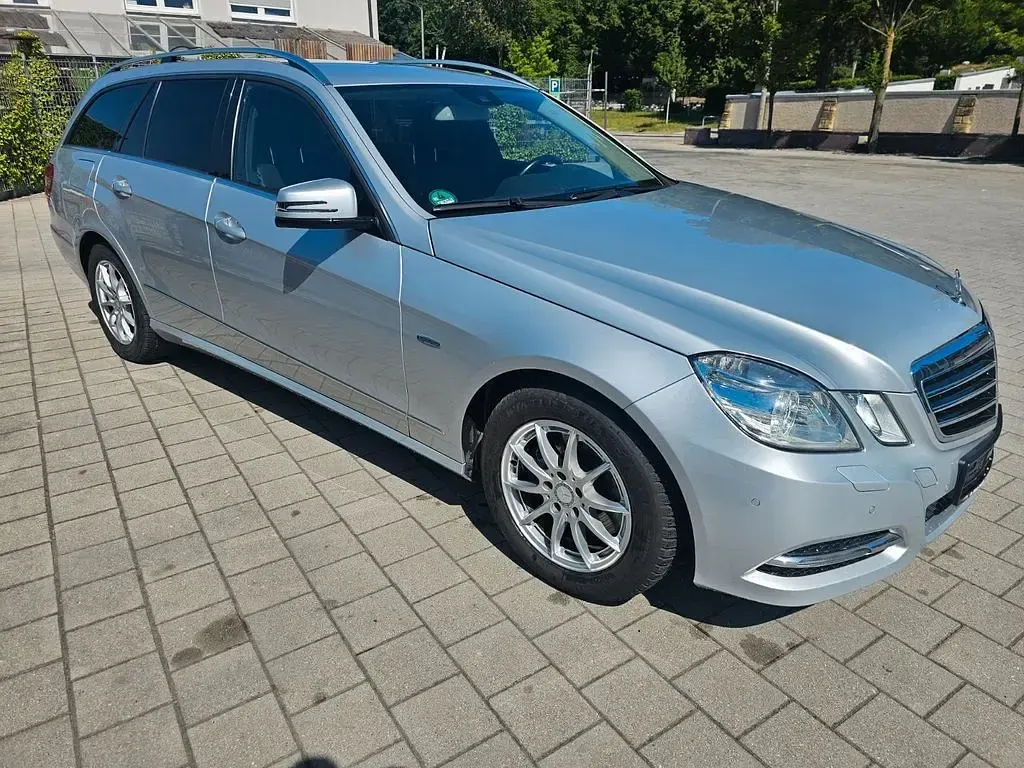 Używany Mercedes E250 204 KM (150 kW) 2010 Srebrny Sedan/Limuzyna