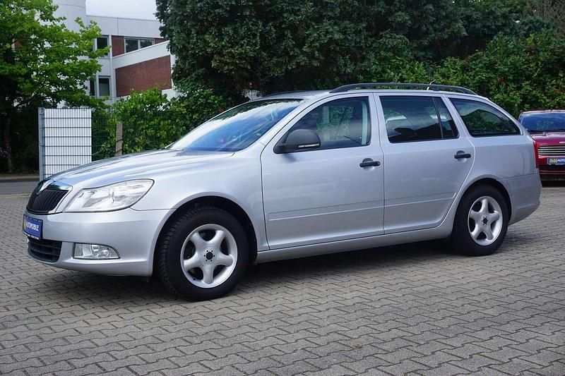 Stribrna brilliant/ brilliants Gebraucht 2011 Skoda Octavia Classic Kombi | 6.999 € (Guter Preis) - Bild 1/4