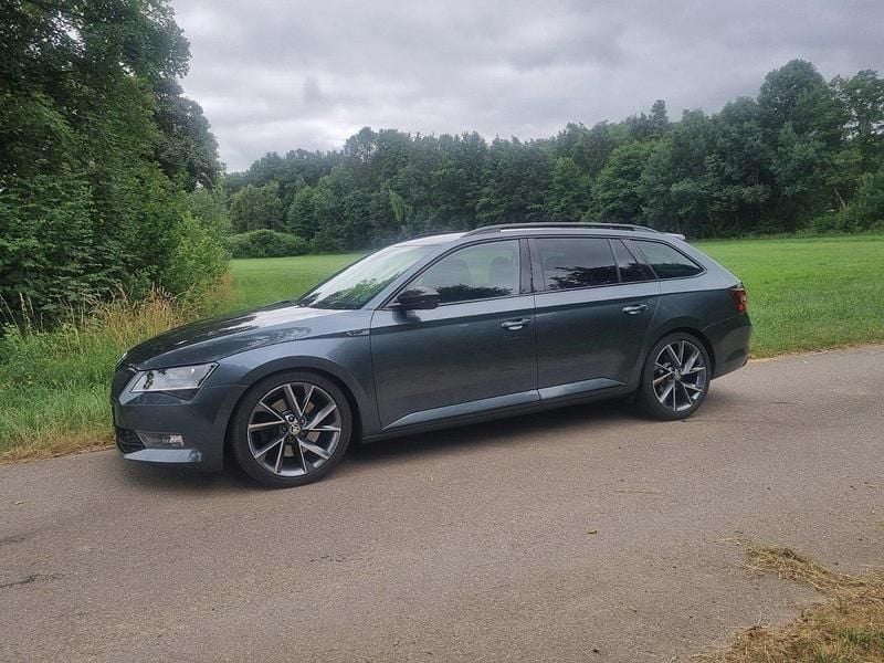 Grau Gebraucht 2019 Skoda Superb SportLine Kombi | 18.900 € (Superpreis) - Bild 1/4