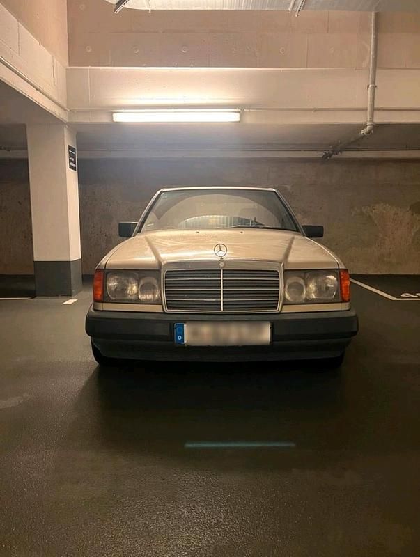 Beige Gebraucht 1988 Mercedes 200 Limousine | 4.900 € - Bild 1/2